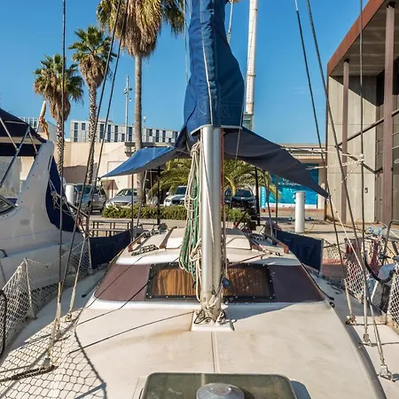 Pequeno Velero En Port Forum Ideal Backpackers * Sant Adria de Besos