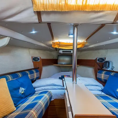 Hotel na wodzie Pequeno Velero En Port Forum Ideal Backpackers *