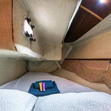 Pequeno Velero En Port Forum Ideal Backpackers * Sant Adria de Besos