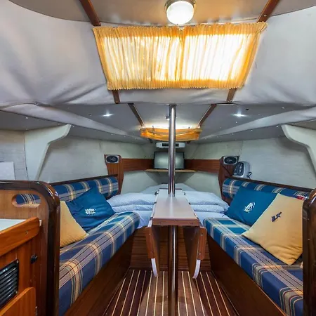 Pequeno Velero En Port Forum Ideal Backpackers Botel Sant Adria de Besos
