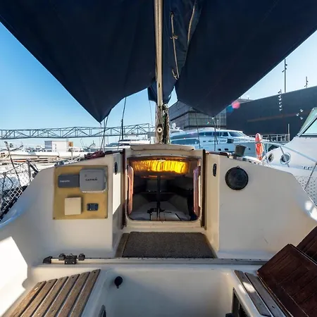Pequeno Velero En Port Forum Ideal Backpackers Botel