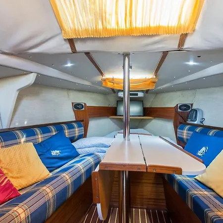 Hotel na wodzie Pequeno Velero En Port Forum Ideal Backpackers