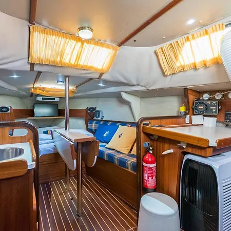 Pequeno Velero En Port Forum Ideal Backpackers Botel *
