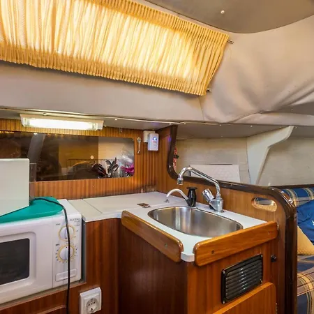 Pequeno Velero En Port Forum Ideal Backpackers Hotel na wodzie