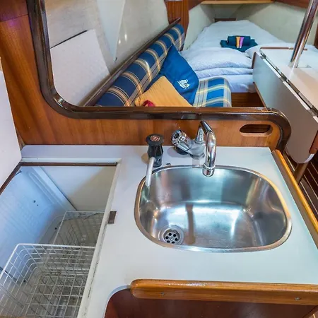 Pequeno Velero En Port Forum Ideal Backpackers Båthotell Barcelona