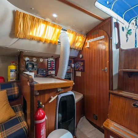 Botel Pequeno Velero En Port Forum Ideal Backpackers Sant Adria de Besos