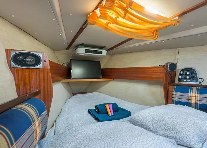 Pequeno Velero En Port Forum Ideal Backpackers Hotel na wodzie *
