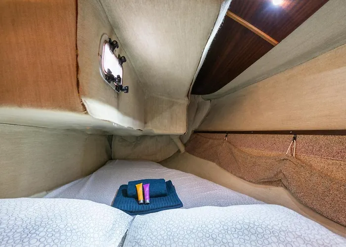 Pequeno Velero En Port Forum Ideal Backpackers * Barcelona