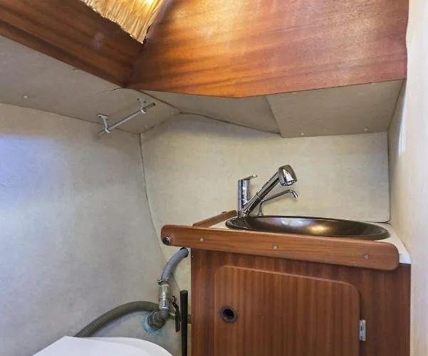 Hotel na wodzie Pequeno Velero En Port Forum Ideal Backpackers