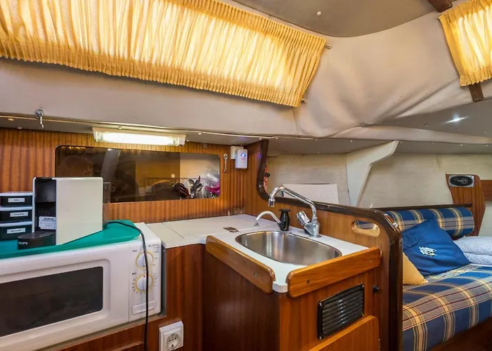 Pequeno Velero En Port Forum Ideal Backpackers Hotel na wodzie