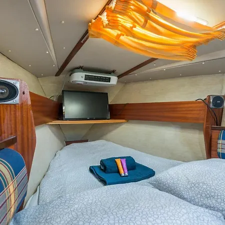 Pequeno Velero En Port Forum Ideal Backpackers Hotel en barco *